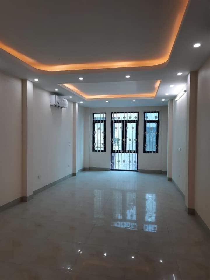 Bán nhà phố Bà Triệu, Hà Đông. Thuộc vị trí đẹp nhất của con phố này, khu vực cực kì sầm uất.