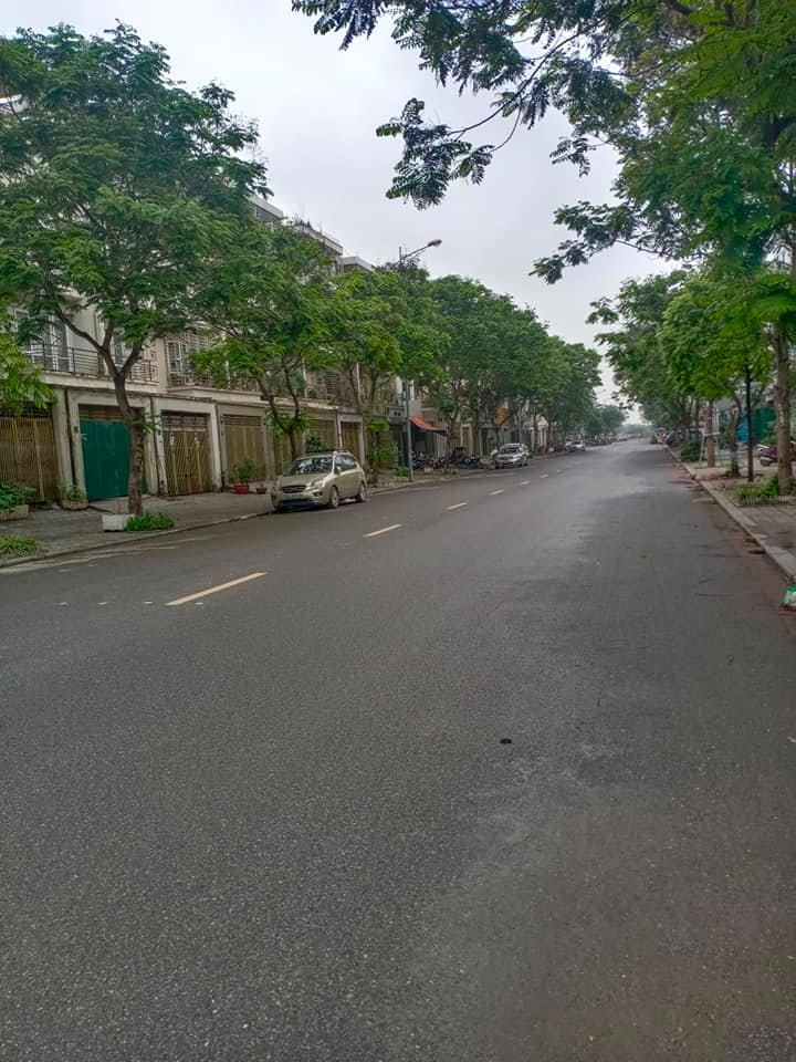 BÁN NHÀ LIỀN KỀ KHU ĐÔ THỊ VĂN PHÚ HÀ ĐÔNG , GIÁ 13.5 TỶ Diện tích : 97 m2 x 5 tầng x 5 m mặt tiền.