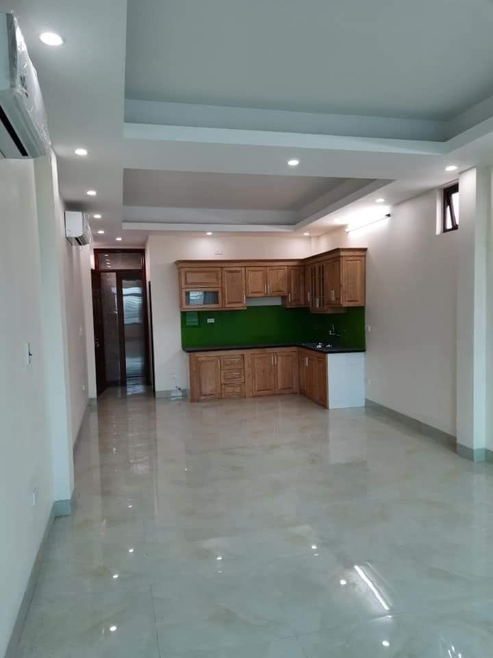 Bán nhà phố Bà Triệu, Hà Đông. Thuộc vị trí đẹp nhất của con phố này, khu vực cực kì sầm uất.