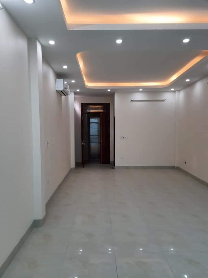 Bán nhà phố Bà Triệu, Hà Đông. Thuộc vị trí đẹp nhất của con phố này, khu vực cực kì sầm uất.