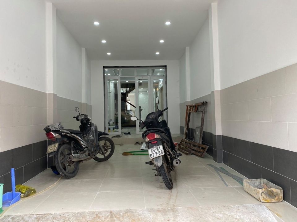 Chủ kẹt cần bán gấp căn MT nội bộ Lê công phép quận bình tân DT 4 x 25 CN 92m2
