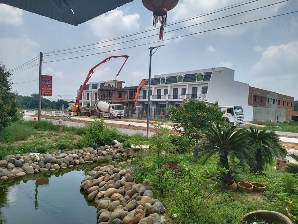 Bán nhà 1 trệt 1 lầu gác mái sân thượng view phố đi bộ KCN Phước Đông, Gò Dầu, Tây Ninh