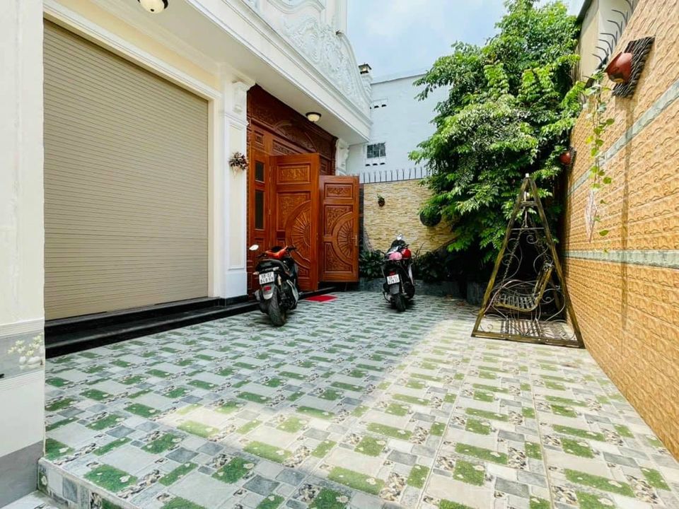 BÁN BIỆT THỰ QUẬN 12 ,KHUÔN VIÊN RỘNG 163m2 DT 8 x 13m kết câu 1 trệt 3 lầu 6 phòng ngủ