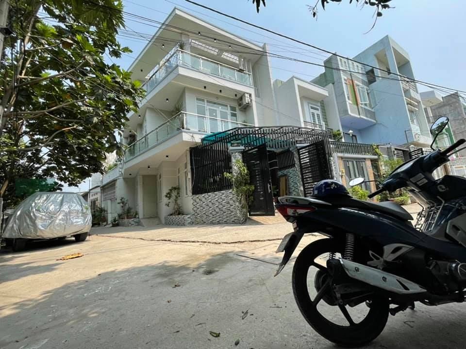 Bán biệt thự quận 9 Nhà đẹp 1 trệt 2 lầu, 2 mặt tiền, nội thất đầy đủ