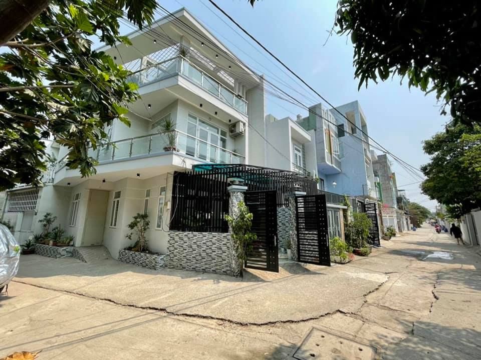 Bán biệt thự quận 9 Nhà đẹp 1 trệt 2 lầu, 2 mặt tiền, nội thất đầy đủ