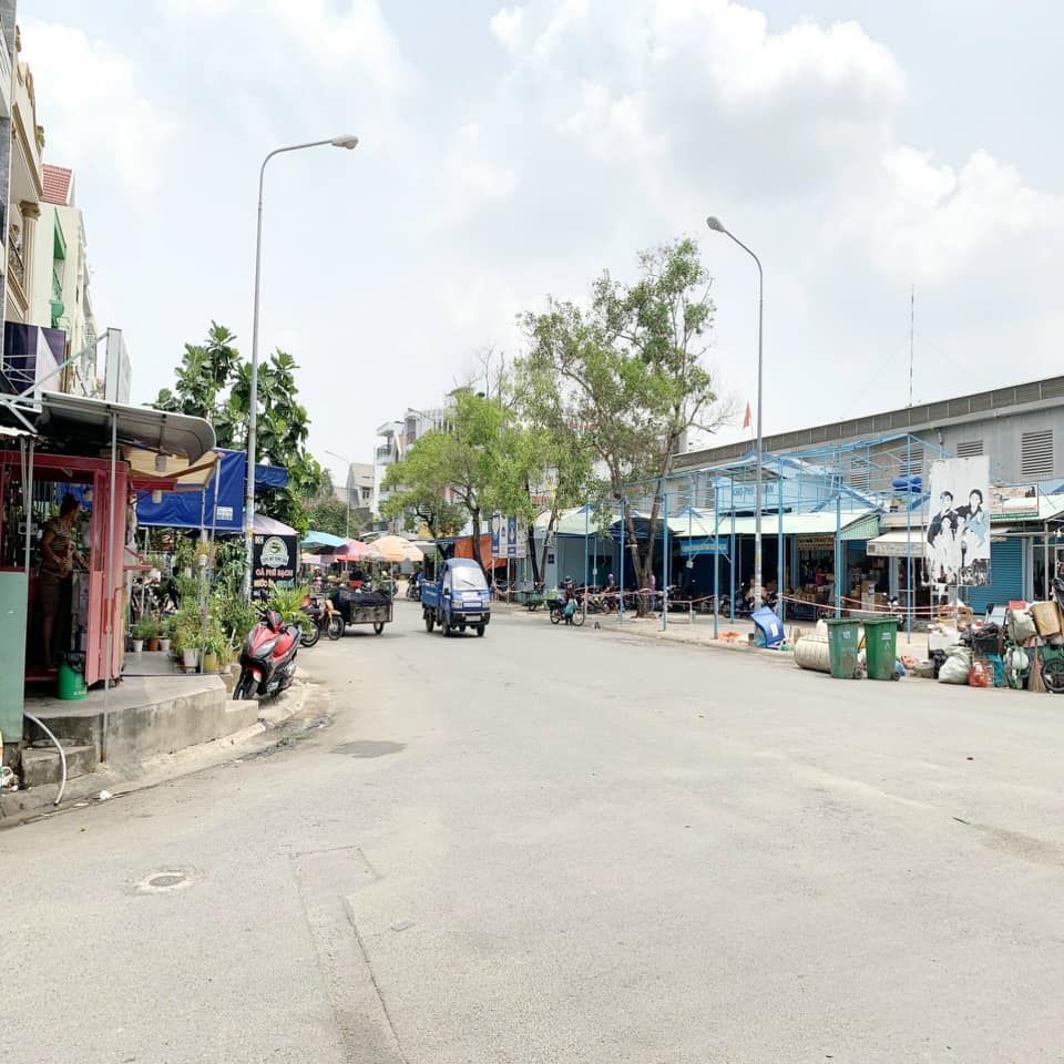 Cần bán nhà ngay chợ phú thuận quận 7