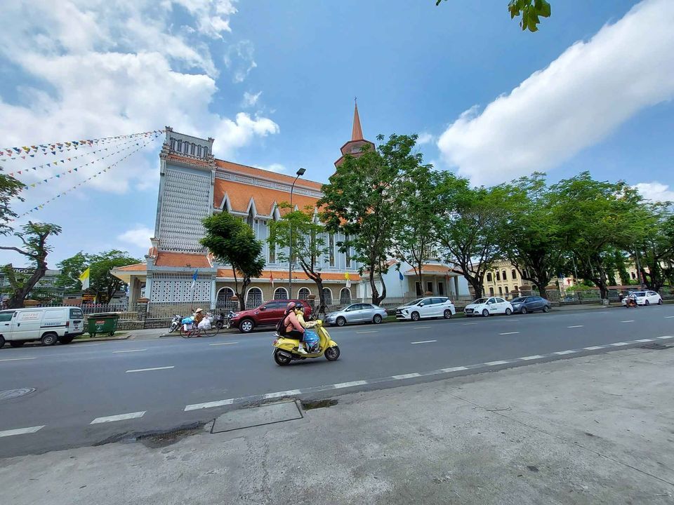 Bán Nhanh Nhà Ba Tầng Duy Nhất Giá Tốt, Trung Tâm Thành Phố Huế, Đối Diện Dòng Chúa Cứu Thế
