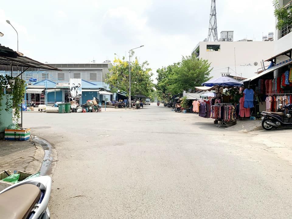 Cần bán nhà ngay chợ phú thuận quận 7