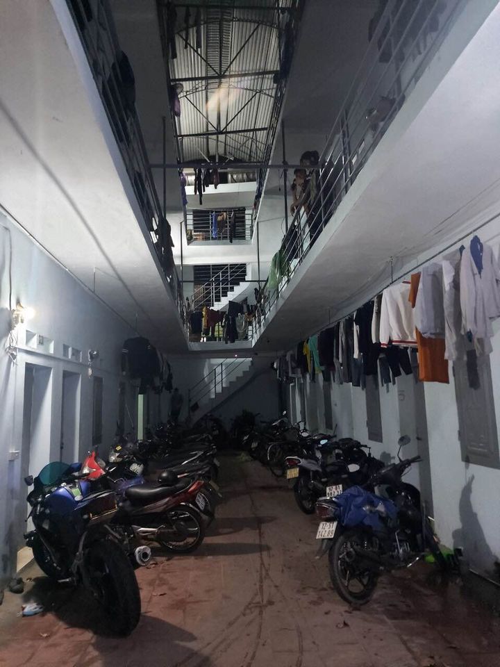 chính chủ nhờ bán 1 siêu phẩm giá tụt quần. nhà trọ 3 tầng lãm làng quế võ bắc ninh dt 220m
