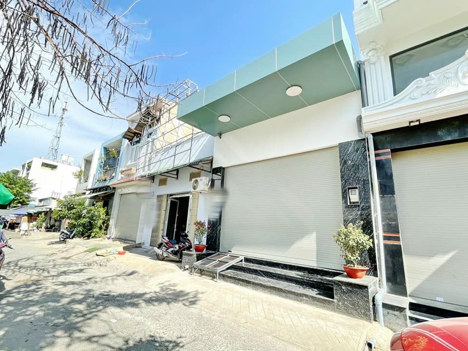 Cần bán nhà ngay chợ phú thuận quận 7