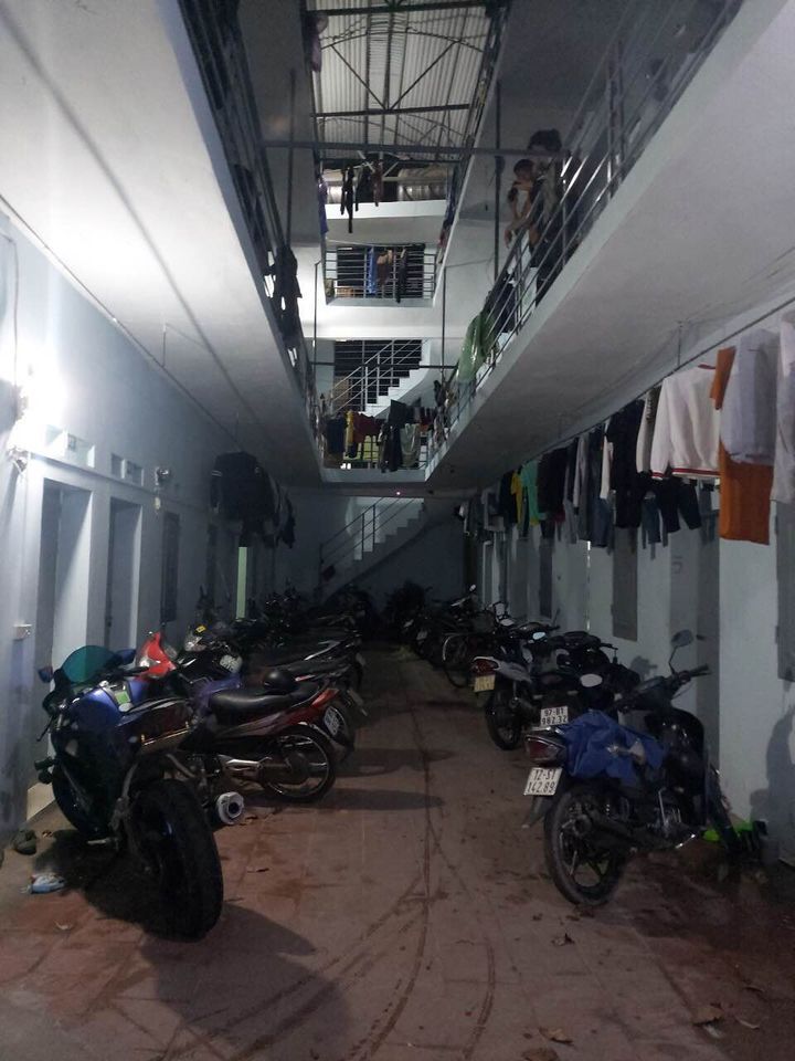 chính chủ nhờ bán 1 siêu phẩm giá tụt quần. nhà trọ 3 tầng lãm làng quế võ bắc ninh dt 220m