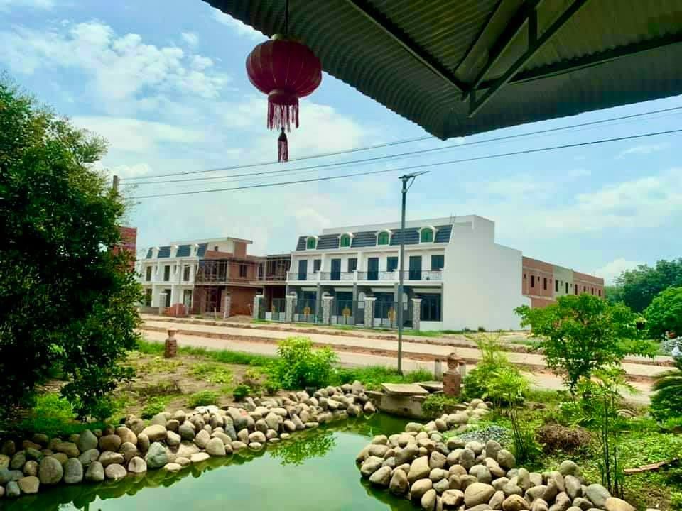 Bán nhà 1 trệt 1 lầu gác mái sân thượng view phố đi bộ KCN Phước Đông, Gò Dầu, Tây Ninh