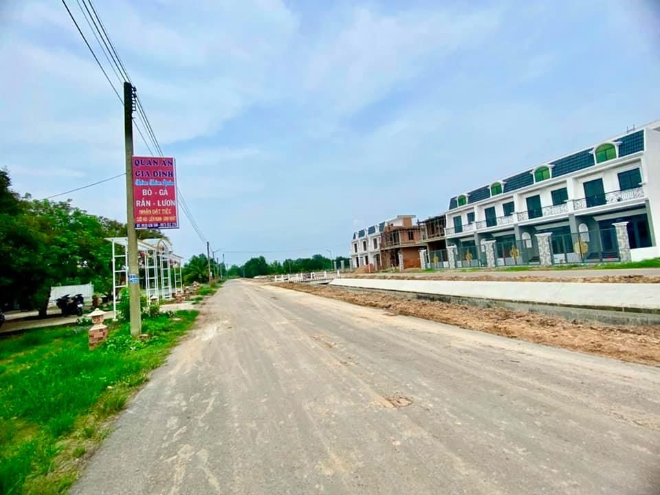 Bán nhà 1 trệt 1 lầu gác mái sân thượng view phố đi bộ KCN Phước Đông, Gò Dầu, Tây Ninh
