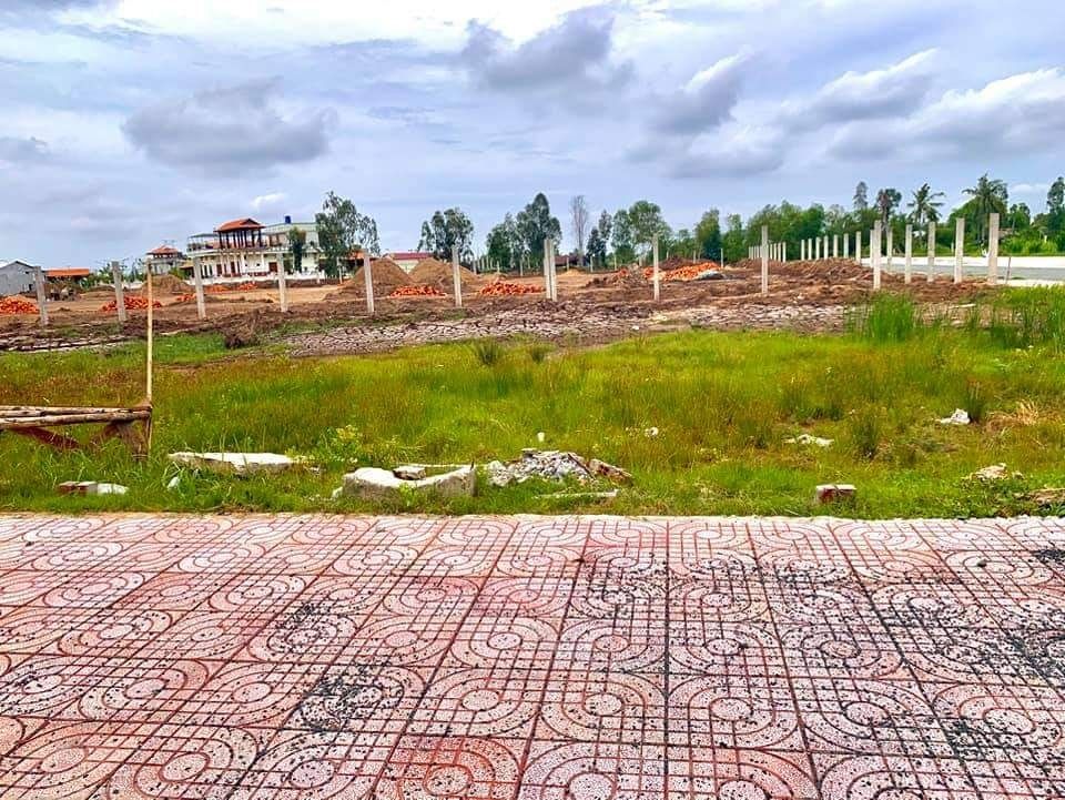 CẦN BÁN GẤP LÔ ĐẤT MẶT TIỀN LIỀN KỀ TRƯỜNG HỌC , CƠ HỘI ĐẦU TƯ LỢI NHUẬN CAO.MẶT TIỀN ĐƯỜNG 12M.