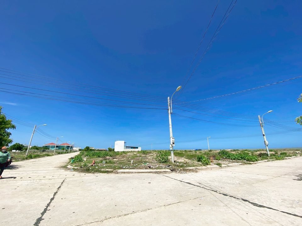 CẦN BÁN GẤP ĐẤT NỀN MẶT TIỀN BIỂN HÒA PHÚ GẦN SÂN BAY QUỐC TẾ PHAN THIẾT SỔ ĐỎ LÂU DÀI.