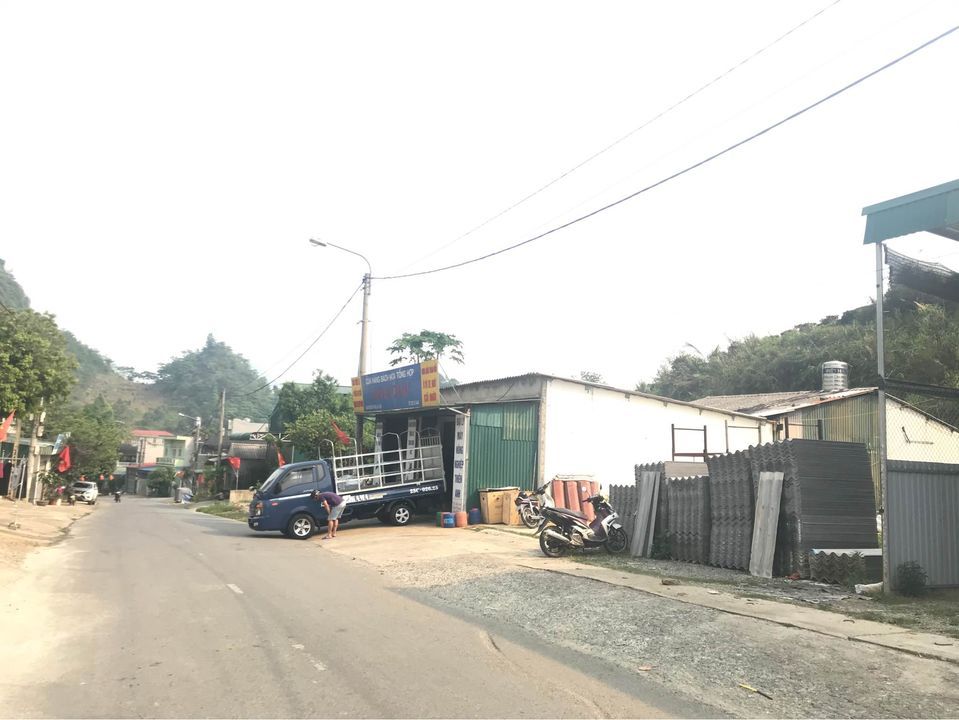 Bán 400m2 full thổ cư 20m mặt tiền vị trí kinh doanh sầm uất nhất khu chợ san thàng Lai Châu