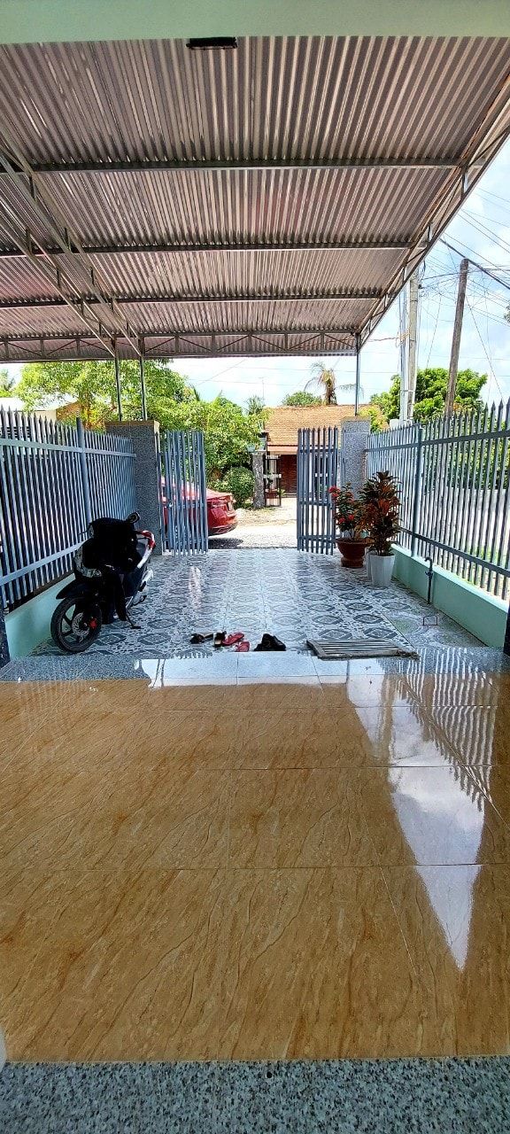 Nhà Mới hoàn thiện Thị Xã Hòa Thành.Hướng Đông. Kế bên là Chợ.Trường Học.Bách Hóa Xanh. Đường 10m