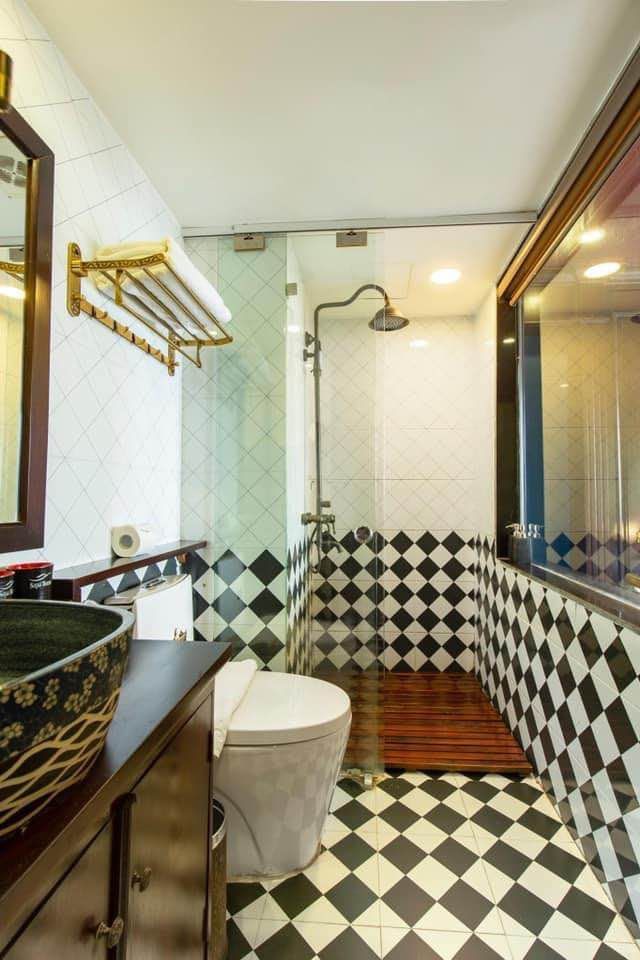 Chính chủ cần bán Khách Sạn có vị trí đắc địa, thuộc lô góc 3 mặt tiền, tại trung tâm Thị xã Sapa.