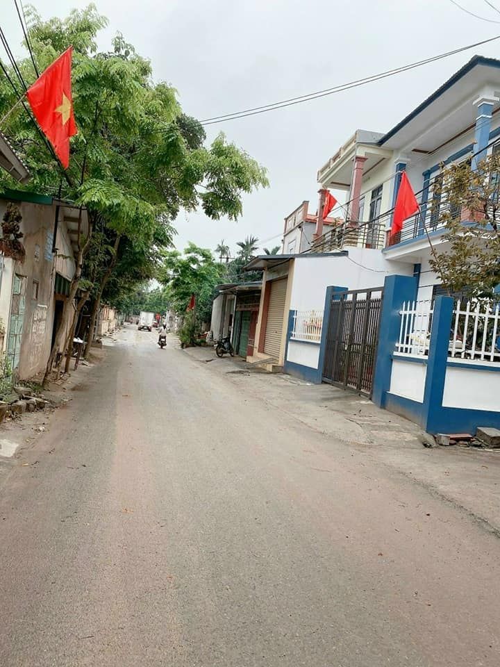 Chính chủ bán ô đất khu vực cầu tre tặng nhà 2 tầng mới tinh tươm.đường chính liên xã đẹp mê
