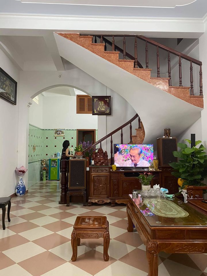 Bán nhà 3 tầng xây dụng kiên cố chắc chắn cách phố chính bồ xuyên chỉ tầm 20m, ngõ trước nhà 3,54m
