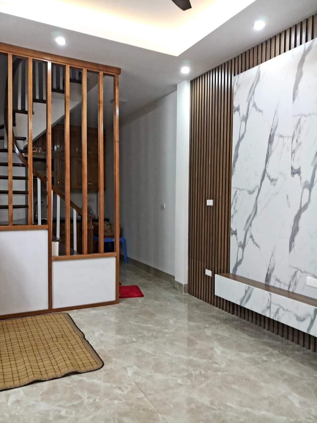 Nhà khung bê tông 5 tầng mới hoàn thiện, mỗi tầng 1 phòng 1 phụ, tổng 3 ngủ, ngõ xe máy tránh