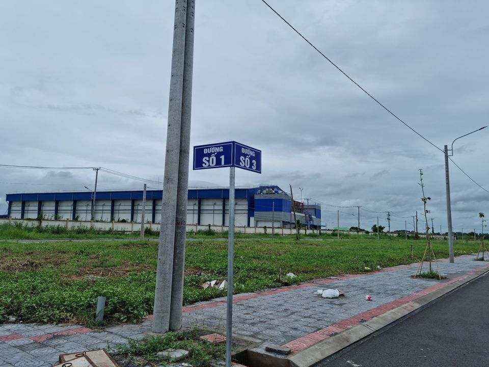 CẦN BÁN GẤP ĐẤT NỀN GẦN CHỢ ĐẦU MỐI NÔNG SẢN Mặt tiền Quốc Lộ 91C Gần cụm KCN Massan