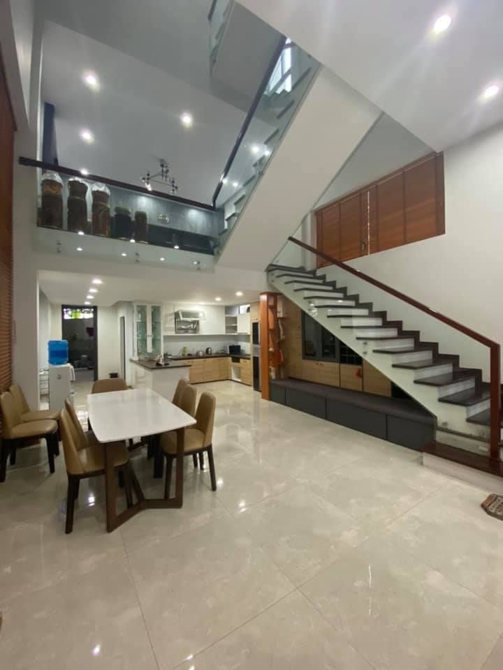 gia đình cần bán căn nhà cực đẹp mặt đường lớn đường Phố Hương, p. Trung Thành Thái Nguyên