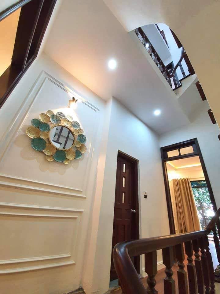 GẦN Ô TÔ NGÕ VÀO NHÀ BA GÁC SÂN CHUNG RỘNG HỘ KHẨU HAI BÀ Nhà đẹp lung linh, chắc chắn
