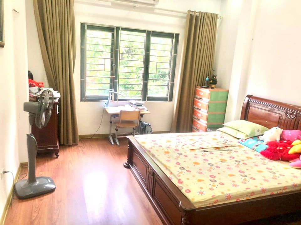 bán nhà Cầu giấy 80m2 5 tầng mặt tiền 4,5m oto vào nhà sổ đỏ chính chủ