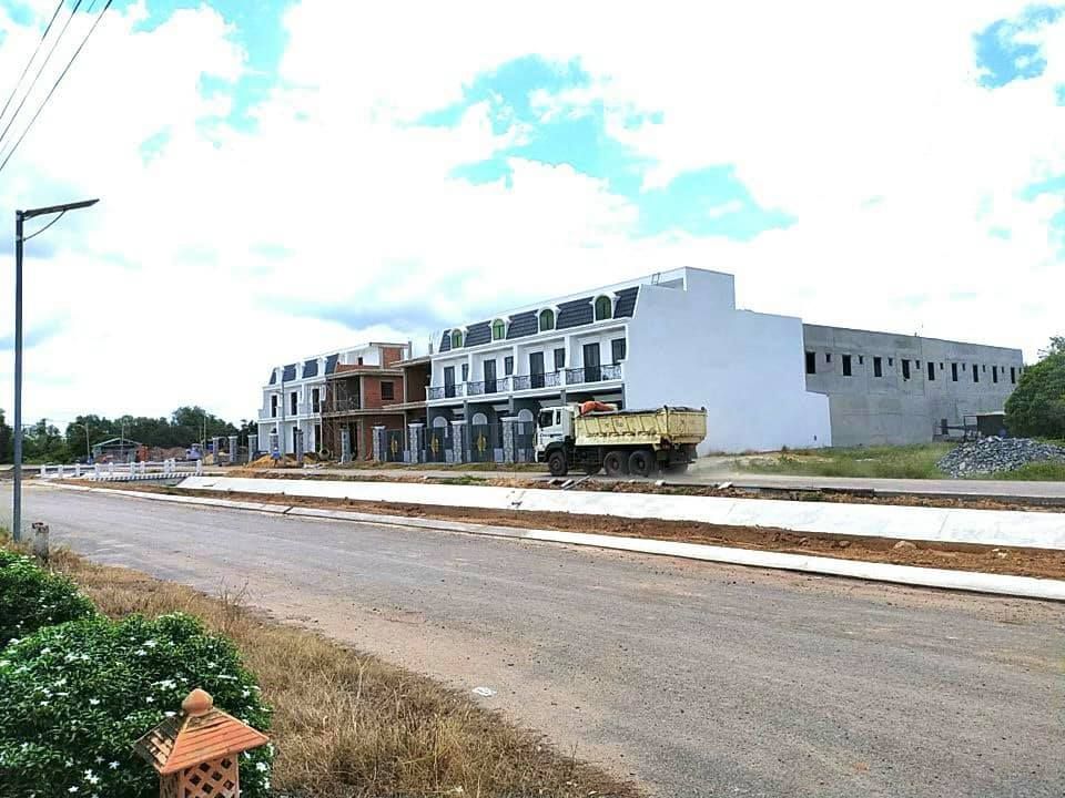 Bán nhà 1 trệt 1 lầu gác mái sân thượng view phố đi bộ KCN Phước Đông, Gò Dầu, Tây Ninh