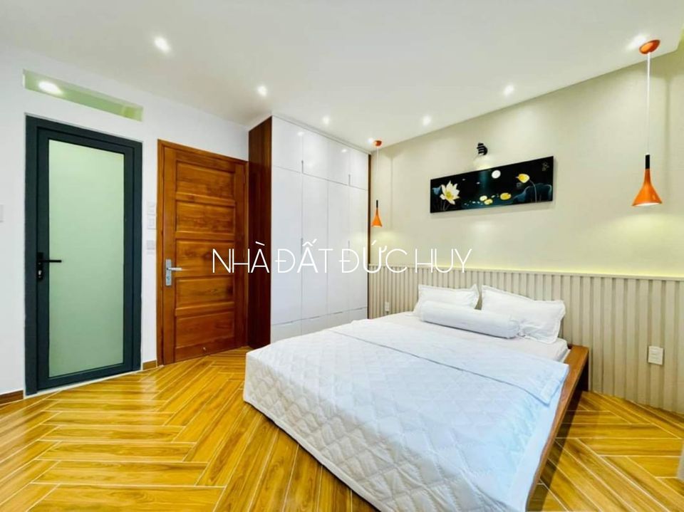 Bán nhà sau căn mặt tiền p11 Gò Vấp DT Khủng 4 x 13m đúc 1 lững 3 lầu sân thượng trước sau