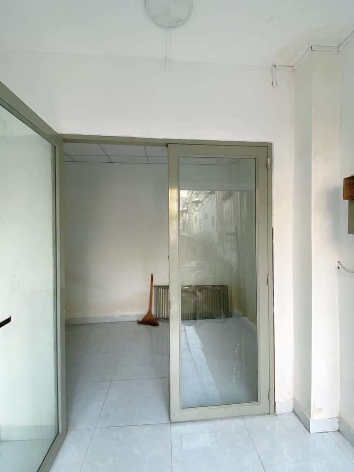 BÁN NHÀ: Tôn Đản quận 4 DT 60m2 ngang 3 dài 19 3,7 tỷ gần đường lớn ,chợ, trường học.