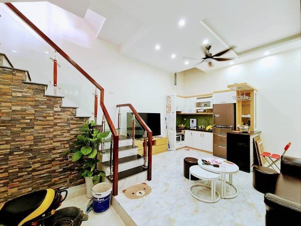 Bán nhà đẹp Bằng Liệt Hòng Mai 4 Tầng Giá 2t35 Tỷ .ô tô đỗ cửa T1 Phòng khách