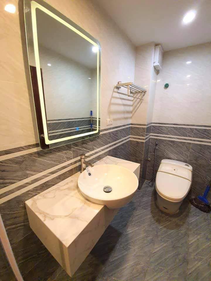 GẦN Ô TÔ NGÕ VÀO NHÀ BA GÁC SÂN CHUNG RỘNG HỘ KHẨU HAI BÀ Nhà đẹp lung linh, chắc chắn