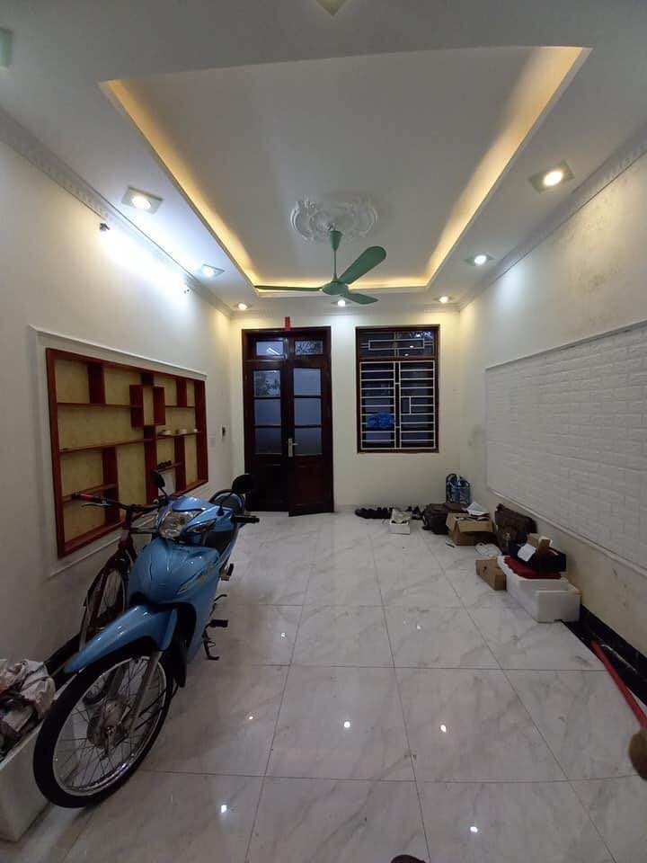 Bán nhà Đẹp Hữu Lê Thanh Trì 4 Tầng 2.7 Tỷ Ô Tô đõ cửa Tầng 01 Phòng khách
