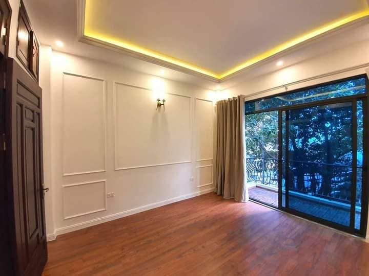 GẦN Ô TÔ NGÕ VÀO NHÀ BA GÁC SÂN CHUNG RỘNG HỘ KHẨU HAI BÀ Nhà đẹp lung linh, chắc chắn