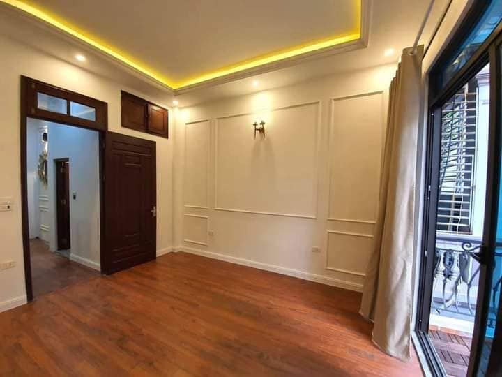 GẦN Ô TÔ NGÕ VÀO NHÀ BA GÁC SÂN CHUNG RỘNG HỘ KHẨU HAI BÀ Nhà đẹp lung linh, chắc chắn