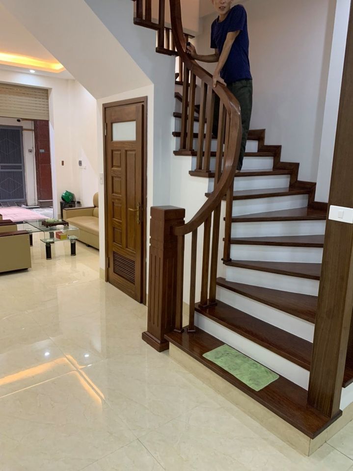 Bán nhà chính chủ mặt tiền Hoàng Quốc Việt Cầu Giấy 50m2, 5 tầng Mặt tiền 4,5m nhà phân lô ô tô vào
