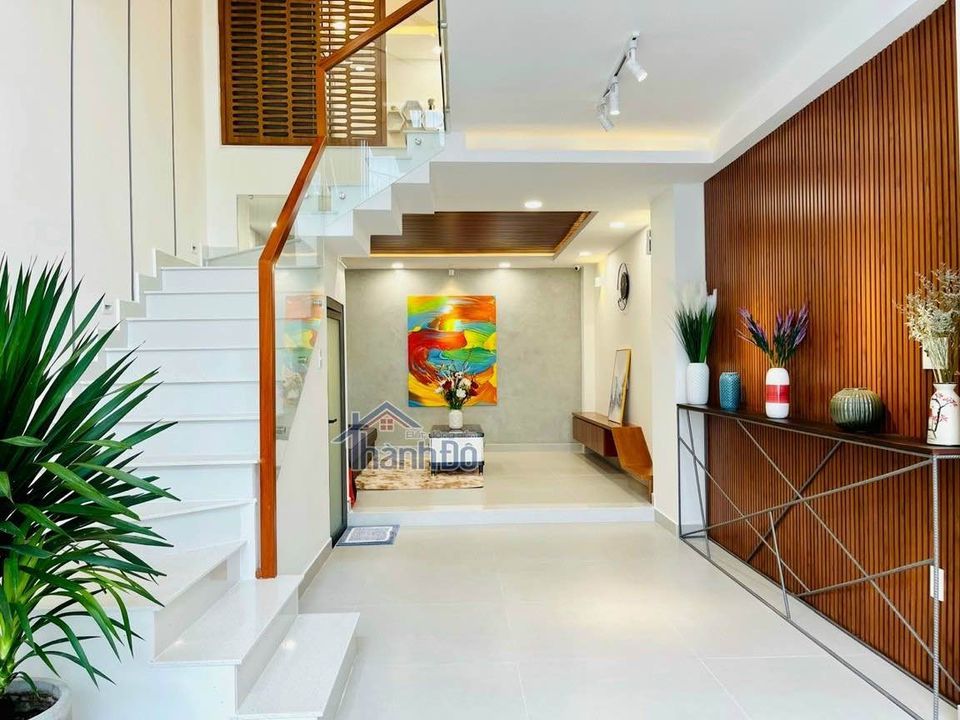 NHÀ PHỐ HIỆN ĐẠI NGAY TRUNG TÂM P9 GÒ VẤP - NHÀ FULL NỘI THẤT. - Diện tích : 4M x 14M