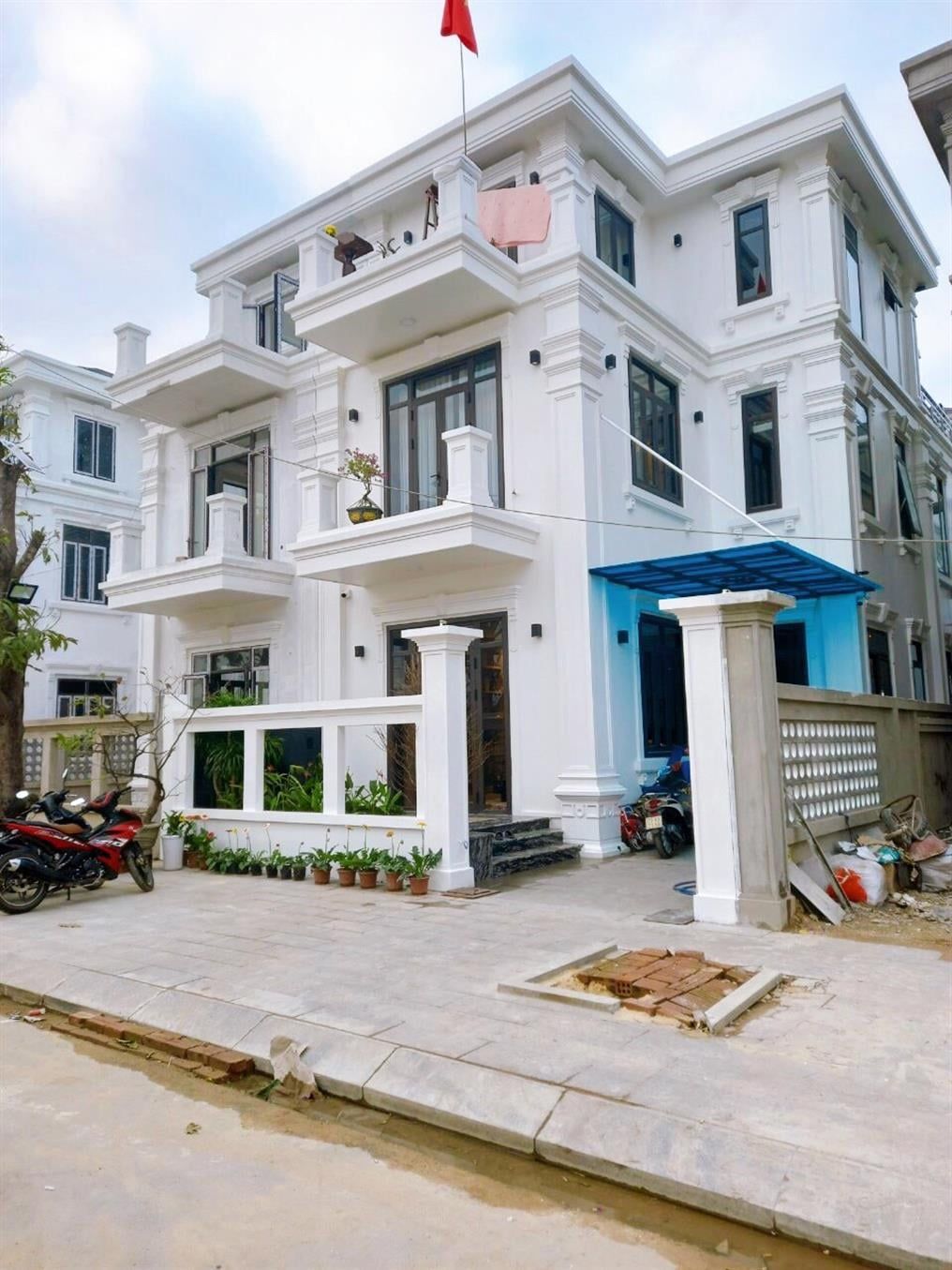Sang nhượng nhà 3 tầng dãy 2 Trần Hưng Đạo Ngay tại trung tâm p.Đồng Phú, mặt tiền sông Cầu Rào
