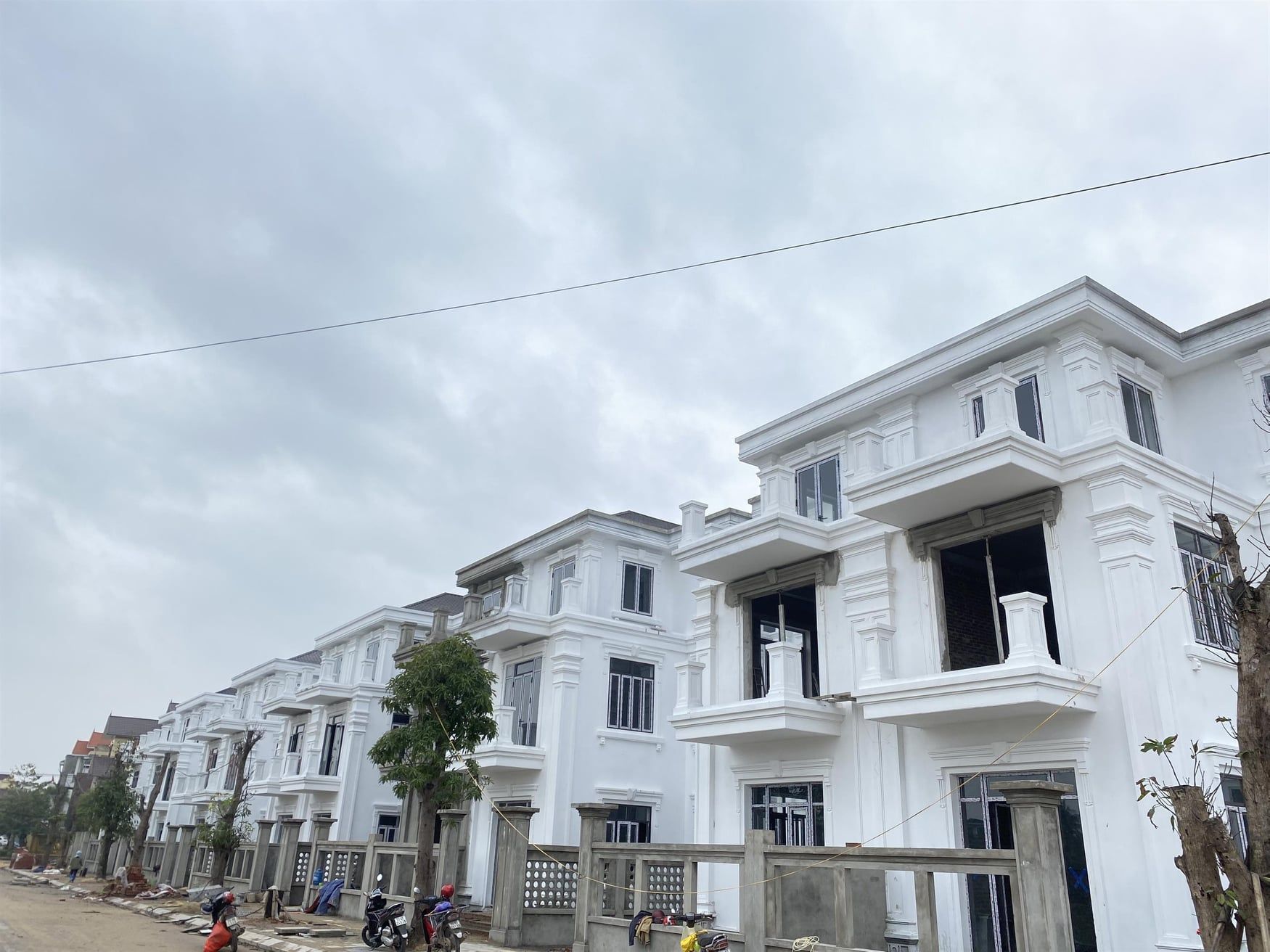 Sang nhượng nhà 3 tầng dãy 2 Trần Hưng Đạo Ngay tại trung tâm p.Đồng Phú, mặt tiền sông Cầu Rào