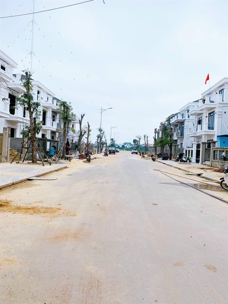 Sang nhượng nhà 3 tầng dãy 2 Trần Hưng Đạo Ngay tại trung tâm p.Đồng Phú, mặt tiền sông Cầu Rào