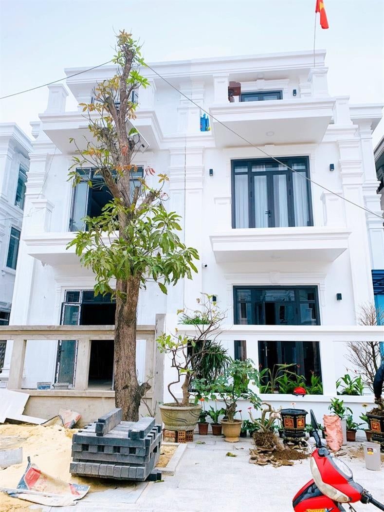 Sang nhượng nhà 3 tầng dãy 2 Trần Hưng Đạo Ngay tại trung tâm p.Đồng Phú, mặt tiền sông Cầu Rào