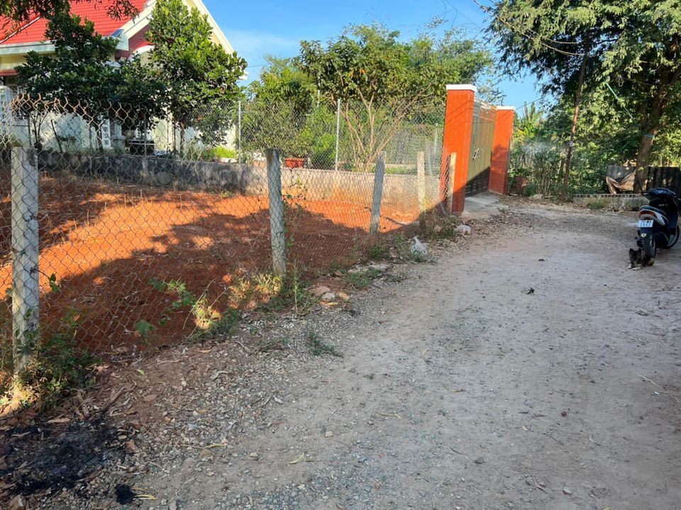 Alo chị chủ gởi bán miếng đất hoà Long cách đường nhựa 50 mét 10x36 nỡ hậu 11 có thổ cư 100m