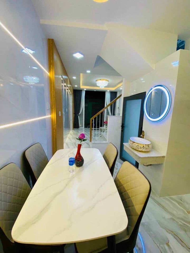 Cần bán căn nhà 252/PHẠM VĂN CHIÊU, P.9, GV Nhà trệt, lầu, 2 phòng ngủ, 2 toilet, giếng trời