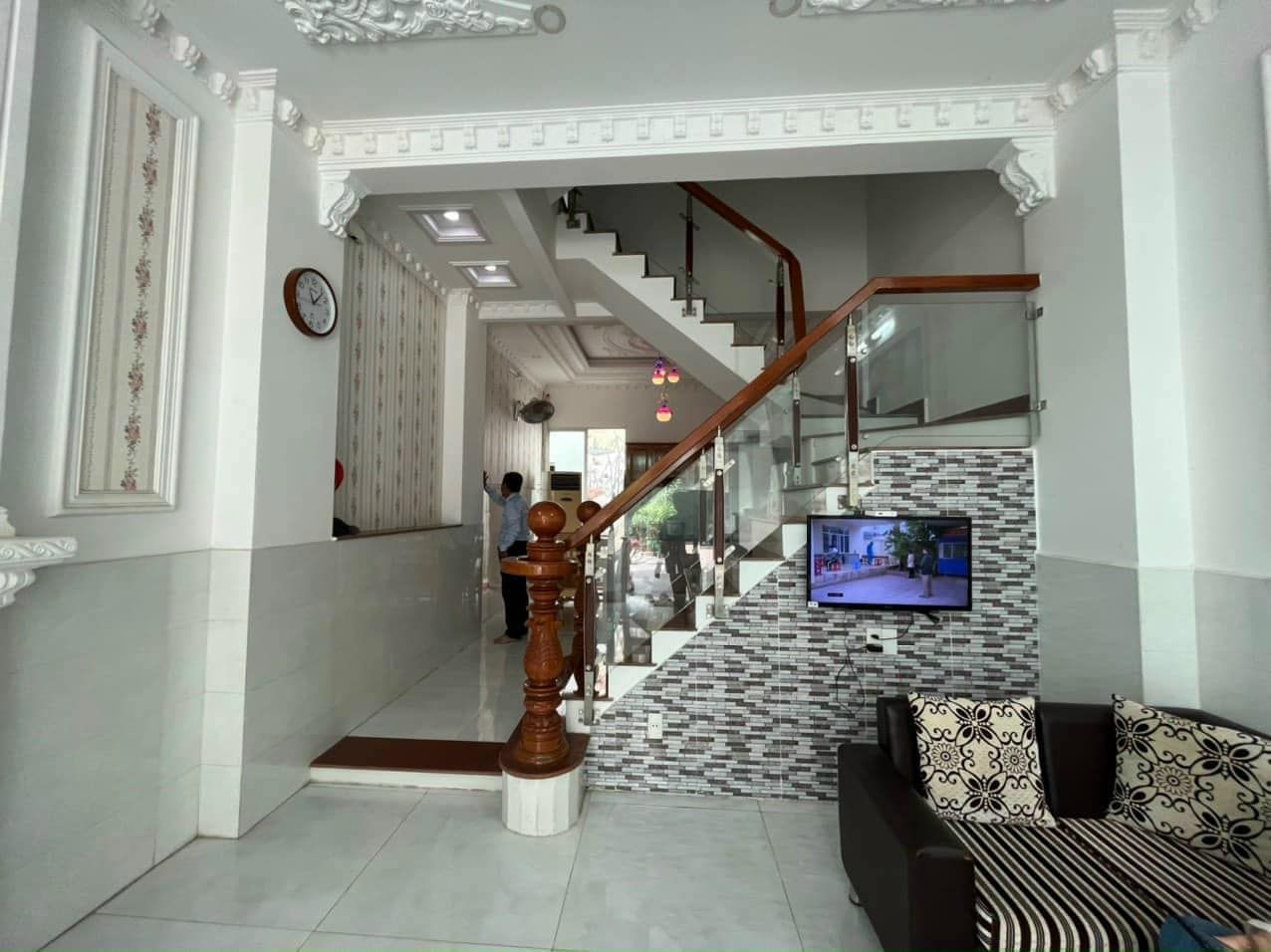 Cho thuê nhà nguyên căn đường số Hoàng Quốc Việt quận 7 Diện tích 4x14 Trệt 3 lầu Full nội thất