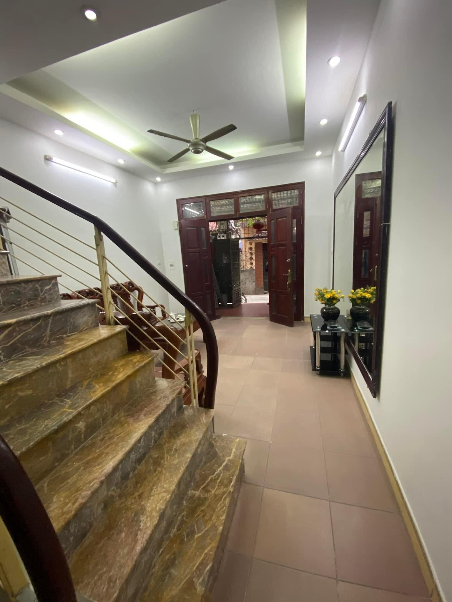 CHO THUÊ NGUYÊN CĂN 376 Khương Đình Thanh Xuân Diện tích 70m2x3 tầng có sân