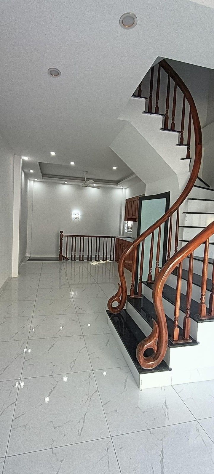 LÔ GÓC, NGÕ THÔNG, KINH DOANH NHỎ, HÀNG XÓM KHU ĐÔ THỊ, CÁCH 40M RA CHỖ Ô TÔ TRÁNH DỪNG ĐỖ NGÀY ĐÊM