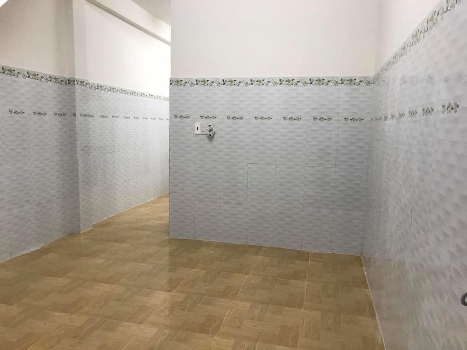 Cho thuê phòng trọ 1 trệt, 1 lầu, 2 phòng ngủ, 1 nhà bếp, tolet trong. Giá 3 tr/tháng, cọc 1 tháng.