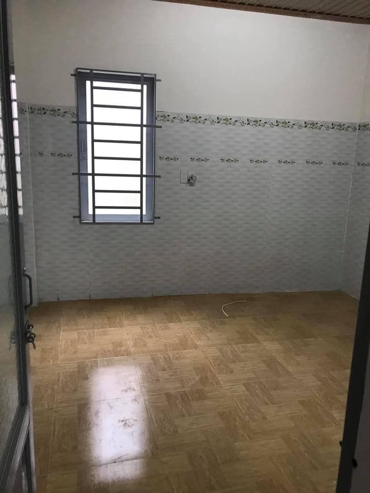 Cho thuê phòng trọ 1 trệt, 1 lầu, 2 phòng ngủ, 1 nhà bếp, tolet trong. Giá 3 tr/tháng, cọc 1 tháng.